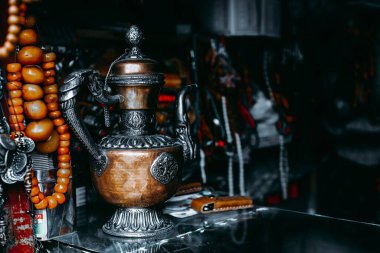 Çin, Sichuan 'da Tibet su şişeleri ve günlük ihtiyaçlar satan küçük bir dükkan.