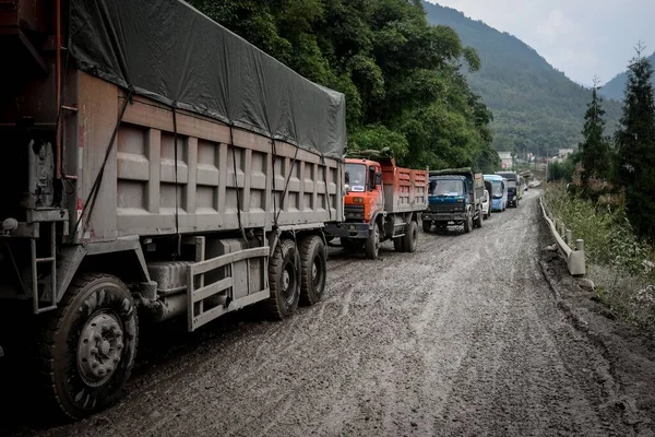 Batı Sichuan, Çin 'deki dağlık yol çok dik.