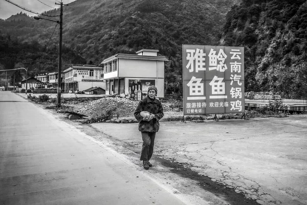 Çin Yüksek Dağlarındaki Dağ Köylerinde Kadınlar — Stok fotoğraf