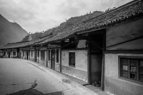 在中国四川省西部的青藏高原上 有许多藏人的传统住宅 — 图库照片