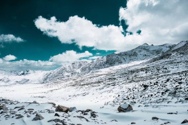 Batı Sichuan, Çin 'deki dağları, ormanları, gölleri ve farklı mevsimlerdeki akıntıları göz kamaştırıcı bir manzara.