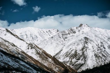 Batı Sichuan, Çin 'deki dağları, ormanları, gölleri ve farklı mevsimlerdeki akıntıları göz kamaştırıcı bir manzara.