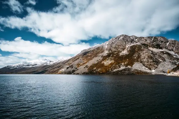 Oszałamiająca Sceneria Regionu Alpejskiego Zachodniej Syczuanie Chiny Górami Lasami Jeziorami — Zdjęcie stockowe