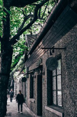 İmtiyaz döneminden kalma pek çok Avrupa ve Amerikan binası hala Şangay 'daki pek çok eski caddede duruyor.