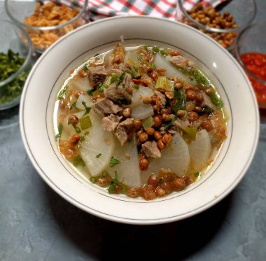 Bir kase taze sebze çorbası (Soto Bandung), sağlıklı yemek ve refah için ideal bir yemektir. eğri görünüm