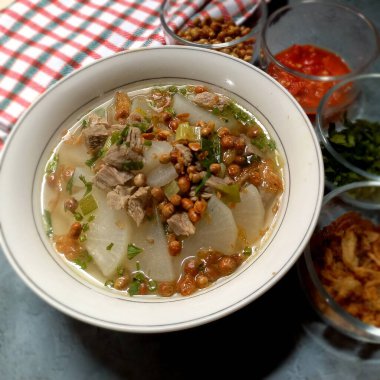 Bir kase taze sebze çorbası (Soto Bandung), sağlıklı yemek ve refah için ideal bir yemektir. üst eğri görünüm