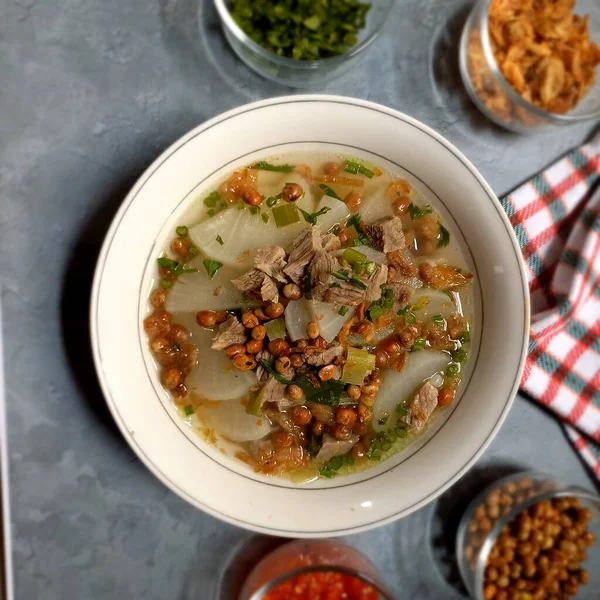 Bir kase taze sebze çorbası (Soto Bandung), sağlıklı yemek ve refah için ideal bir yemektir. görünümü kapat