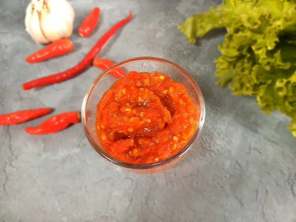番茄酱 放在一个玻璃碗里 底色是红色辣椒 新鲜蔬菜和罗望子蔬菜汤 — 图库照片