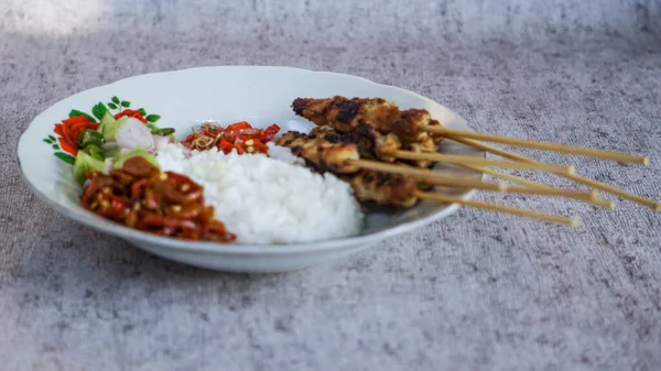Chicken Satay Serviert Mit Reis Essiggurken Chilisoße Und Limetten Die — Stockfoto
