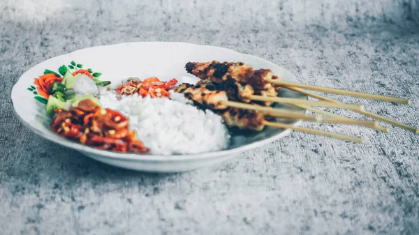 Chicken Satay Serviert Mit Reis Essiggurken Chilisoße Und Limetten Die — Stockfoto