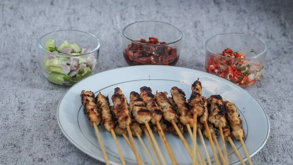 Turşulu, soya soslu ve taze ve sağlıklı malzemelerden yapılmış sambal makarnalı bir yemek. Besleyici bir yemek için mükemmel. Yakın plan.
