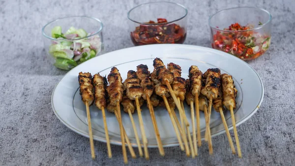 Turşulu, soya soslu ve taze ve sağlıklı malzemelerden yapılmış sambal makarnalı bir yemek. Besleyici bir yemek için mükemmel. Yakın plan.