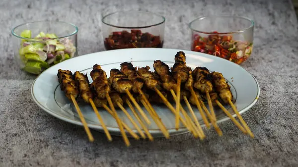 Turşulu, soya soslu ve taze ve sağlıklı malzemelerden yapılmış sambal makarnalı bir yemek. Besleyici bir yemek için mükemmel. Yakın plan.