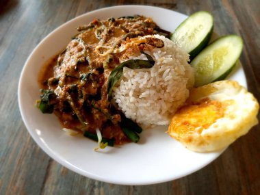 Pecel Madiun, fındık sosu ve kızarmış yumurta ile servis edilen haşlanmış sebzeler. Üst görünüm