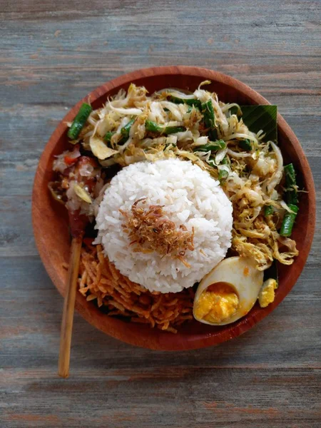 Nasi Campur Bali Populární Balijské Jídlo Rýže Krouceným Saténem Kus — Stock fotografie