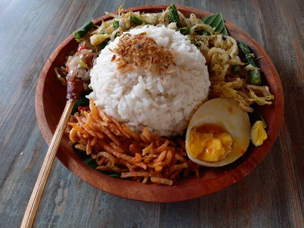 Наси Кампур Бали Популярные Балийские Блюда Риса Закрученным Сате Кусок — стоковое фото