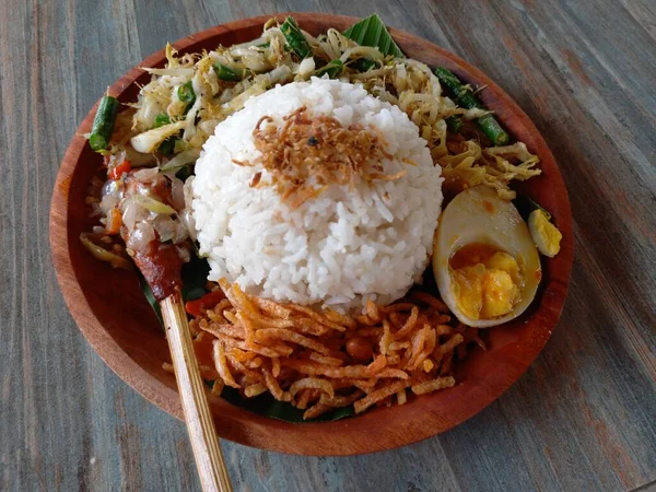 Nasi Campur Bali Populární Balijské Jídlo Rýže Krouceným Saténem Kus — Stock fotografie