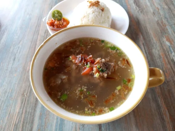 살코기 Sop Iga 쇠고기짧은 수프는 백마에 양배추가 그릇이다 그릇에 육류와 — 스톡 사진