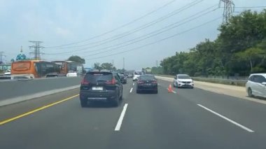 Endonezya, Nisan 2023 Ramazan Bayramı 'nda normal yolların tıkandığı Jakarta Cikampek otoyolunda Contra akış şeridini kullandı. görünüm kaykayı kamerası