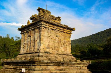 Sabah Gedong Songo Tapınağı 'nda açık mavi bir gökyüzü var.