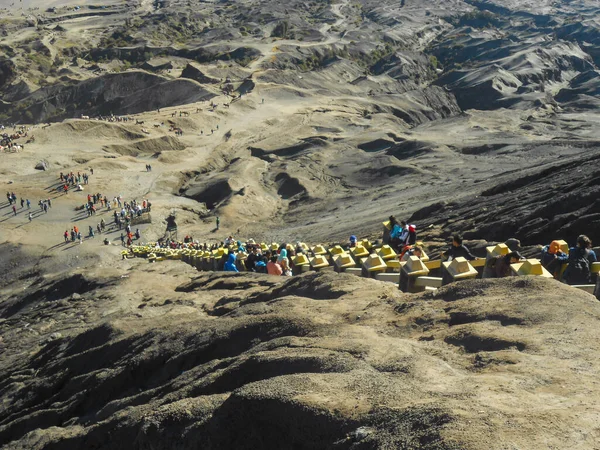 Bromo Dağı kraterine giden merdivenler.