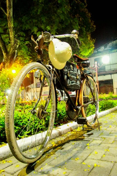 Старый Велосипед Припаркован Парке Ночью — стоковое фото