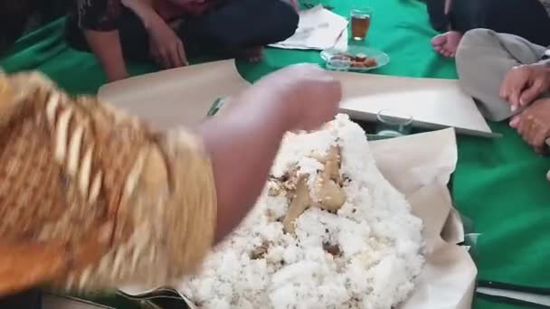 Mani Uomini Che Distribuiscono Piatti Riso Bianco Nasi Tumpeng Pezzi — Video Stock