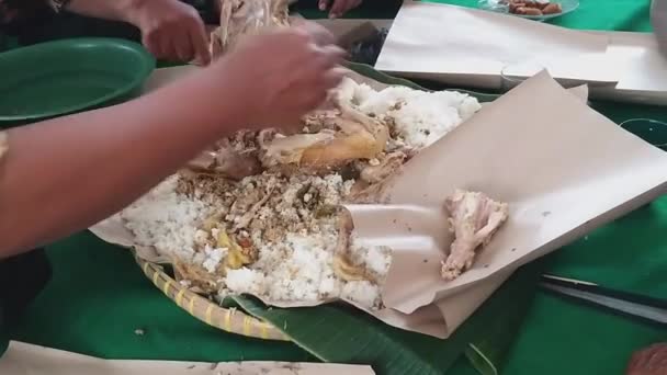 Χέρι Ενός Ανθρώπου Μοιράζει Παραδοσιακό Πιάτο Κόμμα Δηλαδή Nasi Tumpeng — Αρχείο Βίντεο