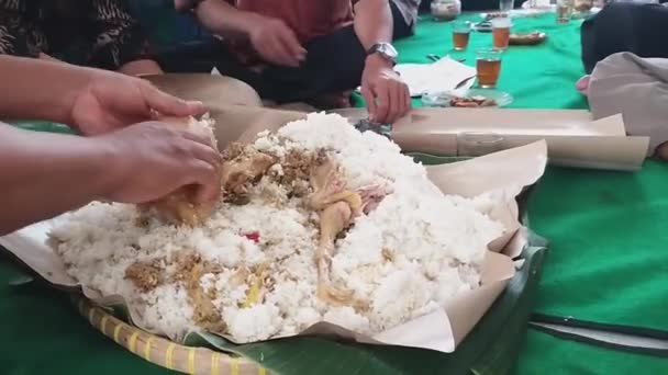 Народные Руки Берут Традиционные Праздничные Блюда Белый Рис Курицу — стоковое видео
