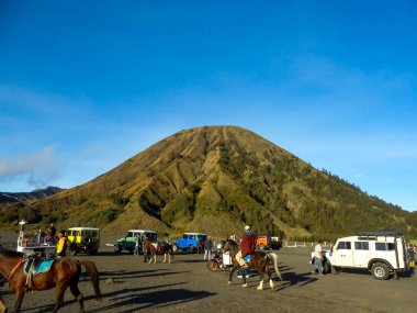 Mount Bromo bölgesinde Batok Dağı 'nın arka planına sahip turistlerin görüntüsü