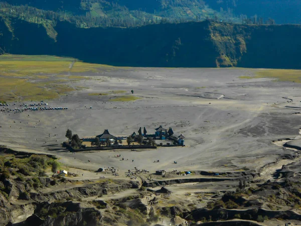 Bromo Dağı kraterinden Bentar tapınağı