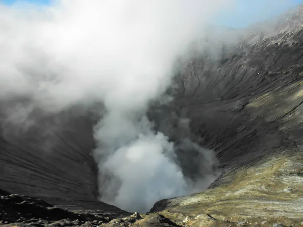 Sluiten Van Vulkaankrater Spuwt Rook Uit Mount Bromo — Stockfoto
