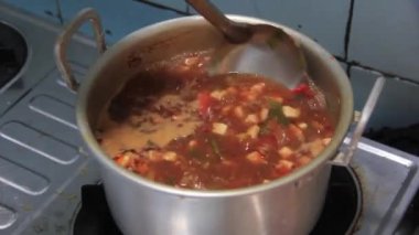 Tavada körili tavuk pişirmek. Coto çorbası. Geleneksel Endonezya çorbası.