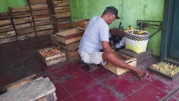 Egy Férfi Kosárban Méri Csirketojást — Stock videók