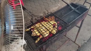 Endonezya 'da lezzetli sokak yemekleri ızgara tavuk. Alevli ızgara.