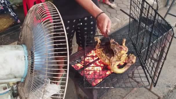 Yerel Asya Sokak Yemekleri Endonezya Izgarada Izgara Tavuk Pişirme Yüksek — Stok video