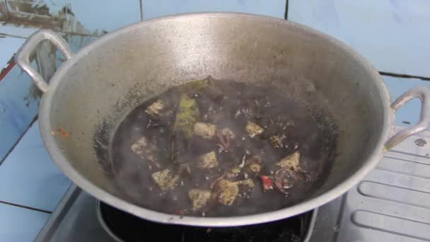锅里的烤黑乌贼汤 乌贼墨汤 亚裔印度尼西亚人传统食物 在锅里准备食物 — 图库视频影像