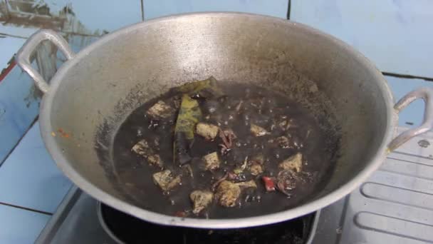 鍋で茹でることでイカ墨汁を調理する — ストック動画