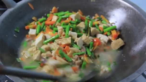 Roer Groenten Lange Bonen Met Tofu Voeg Sojasaus Toe Aan — Stockvideo