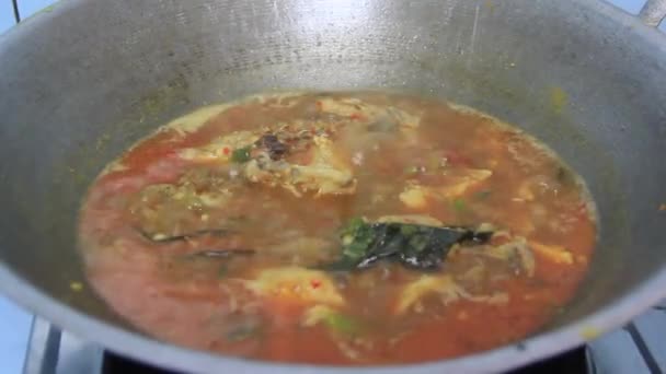 Närbild Matlagning Kyckling Gul Curry Panna Lokal Indonesisk Mat — Stockvideo