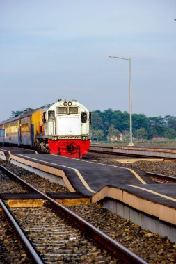 Sabah yola çıkan banliyö treni.