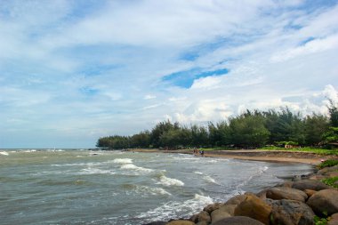 Mavi gökyüzü manzaralı güzel tropikal kumlu sahil