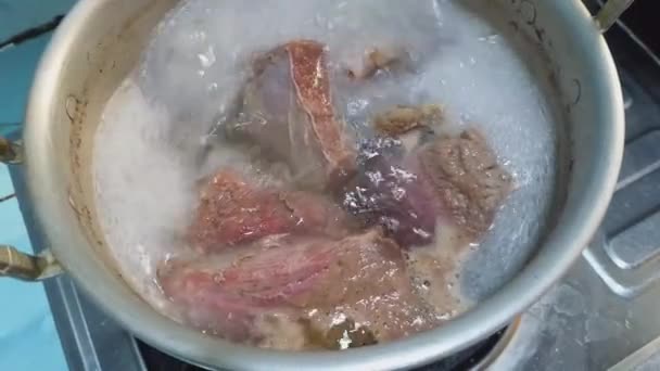 Carne Vită Crudă Într Tigaie Carne Vită Gătit Crudă — Videoclip de stoc