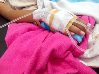 Hastanedeki damardan damlayan bir hastaya yakın çekim yapmak için. Tıbbi bakım, iyileşme ve sağlık hizmetleri