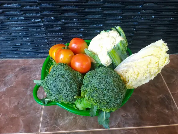 Sağlıklı beslenmek için brokoli, karnabahar, beyaz lahana ve domates dolu taze sebze sepeti.