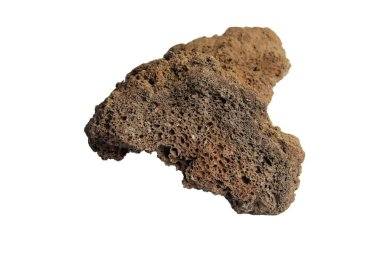 Kırpma yolu olan beyaz bir arka planda izole edilmiş, oldukça gözenekli bir yüzeye sahip düzensiz şekilli kırmızı lav kayası. Aquascaping, peyzaj, teraryum ve akvaryumlarda biyolojik filtreleme için