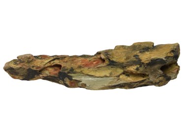 Uzun düzensiz şekilli ejderha taşı beyaz arka planda izole edilmiş çatlak bir yüzeye sahip. kırpma yolu dahil