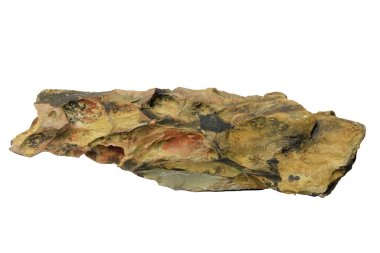 Doğal kırmızı ve kahverengi tonlara sahip doğal ejderha taşı beyaz arka planda izole edilmiş aşınmış bir dokusu var. kırpma yolu dahil