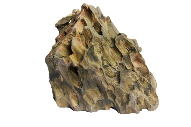 Ejderha taşının gözenekli bir yüzeyi ve kesme yolu olan beyaz bir arka planda izole edilmiş düzensiz bir şekli var. Teraryumlar ve doğal manzaralar için.