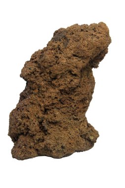 Beyaz arka planda izole edilmiş doğal deliklerle ve pürüzlü kenarlarla düzensiz şekilli kırmızı lav taşı. kırpma yolu dahil.